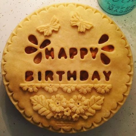 Pie Decor, Pretty Pie Crust, Fancy Pie Crust, Birthday Pie, Pie Crust Art, Beautiful Pie Crusts, Birthday Pies, Creative Pies, Decorative Pie Crust