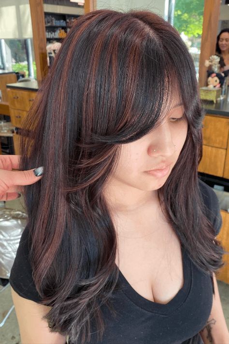 burgundy hair, hair color, hair trends Deep Burgundy Highlights, Burgundy Highlights On Brown Hair, Burgundy Streaks, Burgundy Hair Ideas, Inspiring Hairstyles, Burgundy Highlights, Chunky Highlights, Bold Hair Color, Swept Bangs