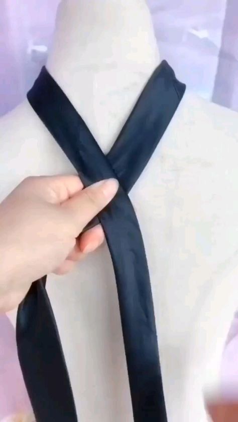 How To Tie A Tie How To Make Tie, How To Tie A Tie, Tying Ties, Genderfluid Tips, Tie A Tie Easy, Simpul Dasi, Diy Belt For Dresses, Tie A Necktie, Hadiah Diy