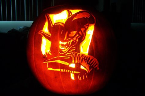 xenomorph pumpkin by YXZY Pumpkin Carving Spooky, Xenomorph Head, Mystery Drawing, Alien Pumpkin, Pumpkin Carving Pattern, Carving A Pumpkin, Pumpkin Song, Pumpkin Stencils Free, Alien Alien