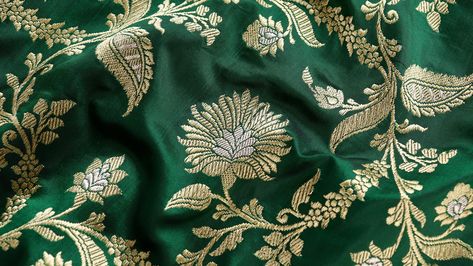 Sung In Luxurious Shot Tone Of Emerald Green - A Timeless Jangla Banarasi Saree Adorning Scrolling Vines And Compelling Zari Work. A Work Of Passionate Craftsmanship Rendered On Pure Katan Silk Punctuated With A Maroon Bewar. Weave : Kadhua Colour : A Rich Shade Shot Colour Of Green & Black Material : Lustrous Katan Silk Measurement : 5.5 Meters With 1 Meter Zari Border Blouse Fashion Window Display, Banarasi Katan Silk Saree, Banarsi Saree, Types Of Textiles, Katan Silk Saree, Katan Silk, Banarasi Saree, Varanasi, Banarasi Sarees