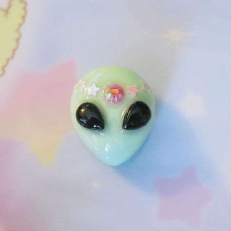 Kandi Cuff Patterns, Alien Figure, Kandi Cuff, Cute Alien, Cute Clay, Polymer Clay Charms, Polymer Clay Projects, Disney Crafts, Polymer Clay Creations