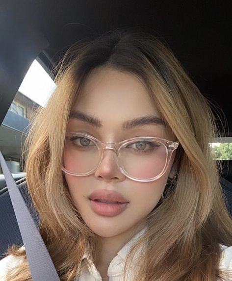 Glasses Trends 2024 Women, Diamond Face Shape Glasses, Glasses For Oval Faces, Makeup Glasses, Glasses Inspo, Cute Glasses Frames, Glasses For Face Shape, Feminine Makeup, Classy Glasses