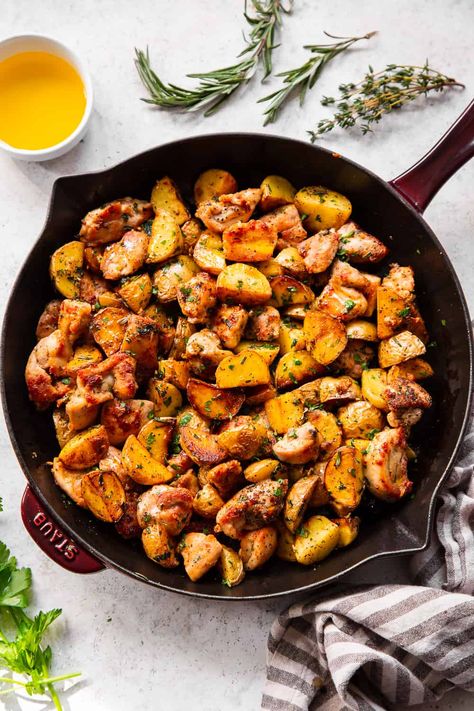 Chicken And Potato Skillet, Veggie Skillet, Potato Skillet, Chicken And Potato, 30 Minute Meals Easy, Chicken And Potatoes, Soy Free Recipes, Skillet Potatoes, Healthy Chicken Dinner