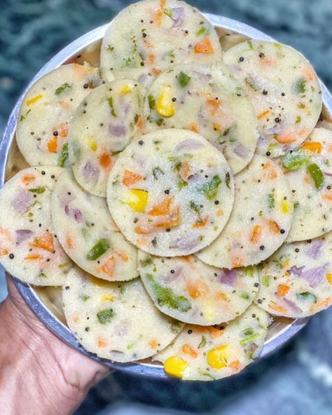 #recipe Homemade VEGETABLE SOOJI IDLI😍 Here’s a quick recipe for Vegetable Sooji Idli which you can have with Chutney and as well as with… Vegetable Idli Recipe, Sooji Idli Recipe, Idli Recipe, Quick Recipes, Chutney, Vegetable Recipes, Potato Salad, Homemade Recipes, Ethnic Recipes