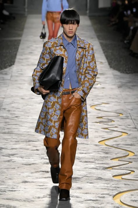 Mens Runway Fashion, Mens Runway, Versace Spring, Couture Runway, Runway Fashion, Fashion News, Clothing Brand, Versace, Ready To Wear