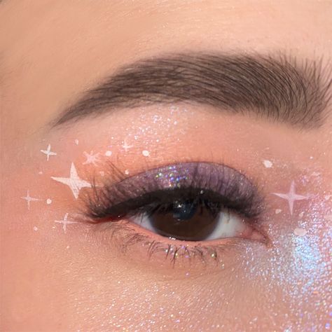 Fairy Looks Makeup, Solar Eclipse Makeup, Pastel Fairy Makeup, Makeup For Concert Night, Pastel Makeup Looks, Fairy Inspired Makeup, Celestial Fairy Makeup, Duochrome Eyeshadow Looks, Glisten Cosmetics Looks