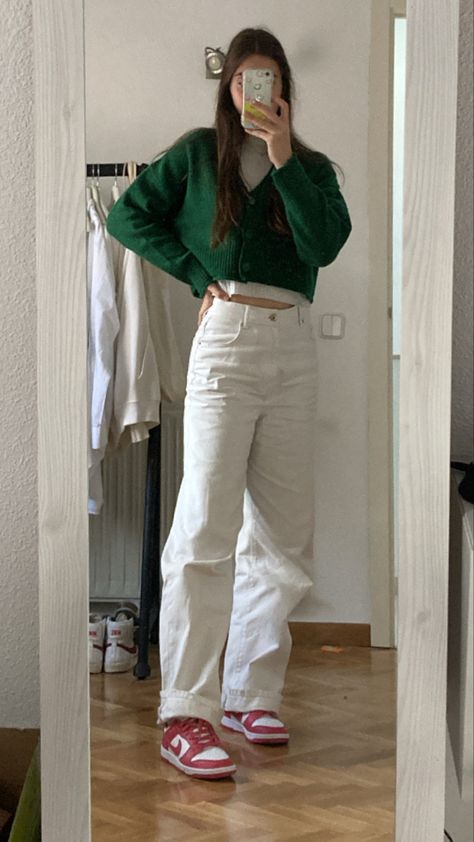 Tight Shirt Loose Pants Outfit, Loose Pants Outfit, Famous Outfits, Everyday Fashion Outfits, Teenager Outfits, Loose Pants, Sneakers Outfit, Aesthetic Outfits, Outfits Casuales