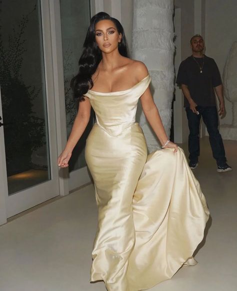 Along With The Rest Of Hollywood, Kim Kardashian Validates The Case For Corsetry - GRAZIA Magazine Kim Kardashian Short Hair, Kim Kardashian Blazer, Kardashian Style Casual, Kim Kardashian Meme, Kardashian Hair Color, Kim Kardashian Wedding Dress, Kim Kardashian Wallpaper, Kim Kardashian Blonde, Kim Kardashian Before