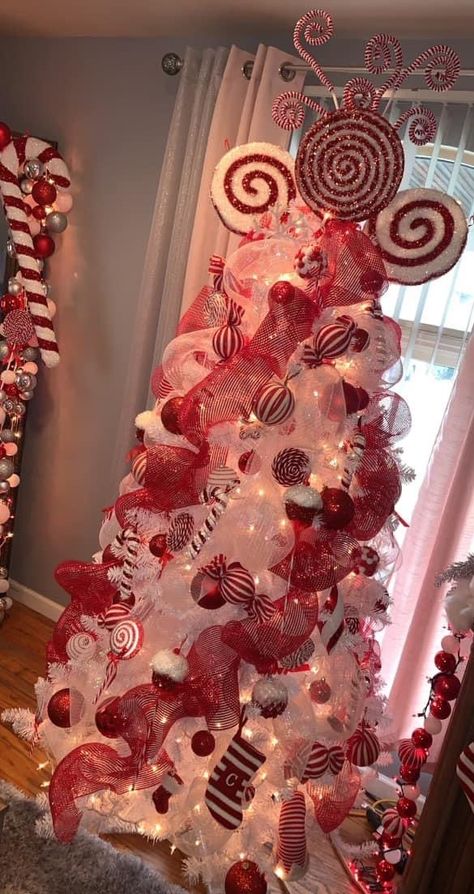 White Christmas Tree With Red Ornaments, White Christmas Tree With Red, Christmas Room Inspiration, Birthday Decors, Christmas Glam, Elegant Christmas Tree Decorations, White Christmas Tree Decorations, Pretty Christmas Decorations, Tree Inspiration