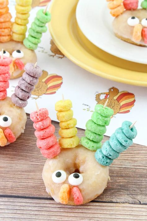 Thanksgiving Food Crafts: Donut Turkeys - Tamara Like Camera Thanksgiving Kid Snacks, Thanksgiving Food Crafts, Doughnuts Recipe, Thanksgiving Kids Table, Thanksgiving Snacks, Thanksgiving Breakfast, Thanksgiving Crafts Preschool, Thanksgiving School, Easy Thanksgiving Crafts