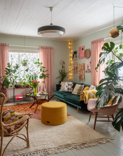 Pink Couch Blue Wall, Brightly Coloured Living Room, Living Room Apartment Colorful, Maximalist Living Room With Fireplace, Colourful Sitting Room Ideas, Nordic Living Room Colorful, Boho Colorful Decor, Bright And Colorful Living Room, Living Room Ideas Colourful