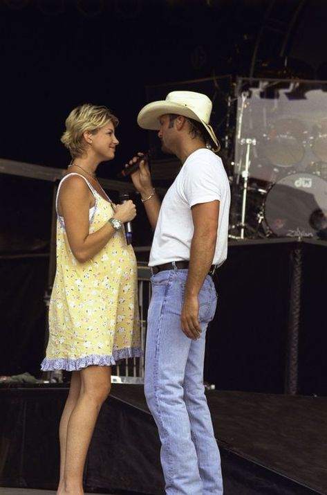 Tim Mcgraw And Faith Hill, Tim And Faith, Tim Mcgraw Faith Hill, 19th Wedding Anniversary, Longest Marriage, Wedding Anniversary Photos, Country Musicians, Country Couples, Cutest Couple Ever