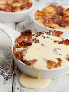 Cinnamon Crunch Bread Pudding with Creme Anglaise via Seasons and Suppers #recipe Cinnamon Bread Pudding, Puding Roti, Chocolate Bread Pudding, Cinnamon Crunch, Brownie Desserts, Chocolate Bread, Cinnamon Bread, Think Food, Dessert Bread