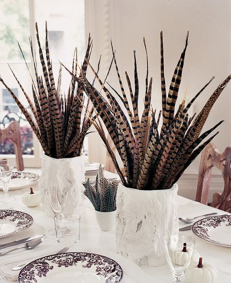 For a stark and dramatic look, contrast dark pheasant feathers with a clean, white tablescape. Modern Centerpieces, Thanksgiving Dinner Table, Thanksgiving Traditions, Thanksgiving Table Settings, Pheasant Feathers, Thanksgiving Centerpieces, Nontraditional Wedding, Décor Diy, Thanksgiving Table