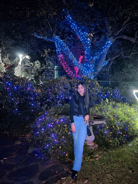 Looking At Christmas Lights Outfit, Christmas Lights Outfit Ideas Winter, Going To See Christmas Lights Outfit, Christmas Lights Poses, Christmas Lights Outfit, Trail Of Lights, Trail Outfits, Christmas Instagram Pictures, Christmas Instagram