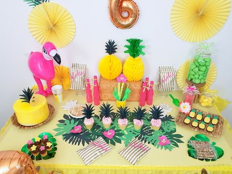 anniversaire ananas tropical pour les 6 ans d'emma Diy Anniversaire, Anniversaire Diy, Hawaiian Luau Party, Hawaiian Birthday Party, Hawaiian Birthday, Fiesta Tropical, Diy Wedding Backdrop, Flamingo Birthday, Tropical Party