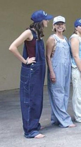 Large Overalls Outfit, Baggy Dungarees Outfit 90s, Oversize Dungarees Outfit, Styling Baggy Overalls, Baggy Dungarees Outfit Aesthetic, Oversized Denim Overalls, Cute Baggy Overalls, Overalls Outfit Oversized, Extra Baggy Clothes