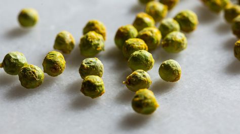 You haven't had wasabi peas until you've had them with fresh wasabi. Get the recipe on Tasting Table. Wasabi Recipes, Wasabi Peas, Peas Recipe, Spicy Snacks Recipes, Air Fried Food, Light Meals, Pea Recipes, Spicy Snacks, Gf Recipes