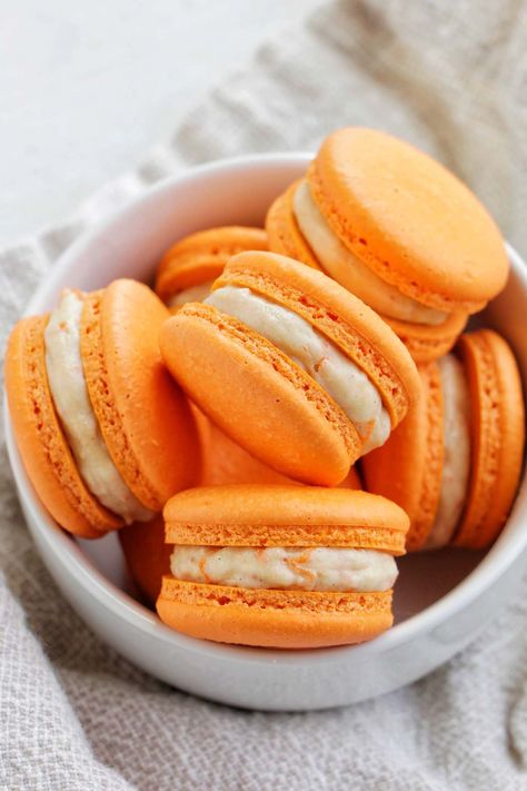 I'm making my family some carrot cake macarons for Easter. I swear this easy macaron recipe tastes exactly like taking a bite of actual carrot cake. This recipe starts with a French meringue and then it fills the macarons with a carrot cake buttercream. I'm going to be making these all spring long! If you need Easter macaron ideas, you definitely need to try these! Carrot Macarons, Carrot Cake Macarons, Carrot Cake Macarons Recipe, Easter Macarons Flavors, Easter Coconut Macaroons, Macaroons Flavors Macaron Filling, Apricot Macarons, Macarons Recipe Easy, Macaron Filling