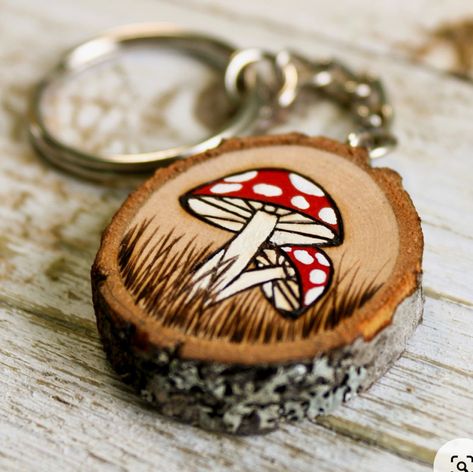 Small Wood Cookie Crafts, Wood Burned Christmas Gifts, Wooden Key Ring, Small Round Wood Crafts, Wood Burn Keychain, Small Wood Burning Ideas, Wood Cookie Crafts, Pyrography Keyring, Diy Wood Keychain