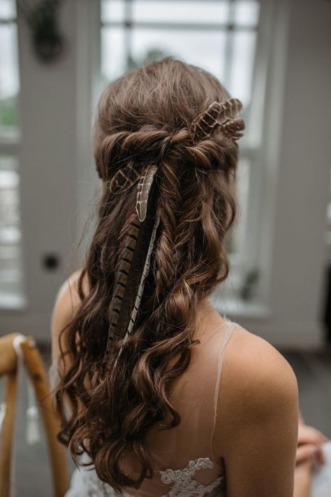 Bridal Half Up Half Down, Boho Chic Hairstyles, Beautiful Wedding Hair, Macrame Feathers, Boho Wedding Hair, Wedding Hair Inspiration, Wedding Hair Down, Hair Jewelry Wedding, Feathered Hairstyles