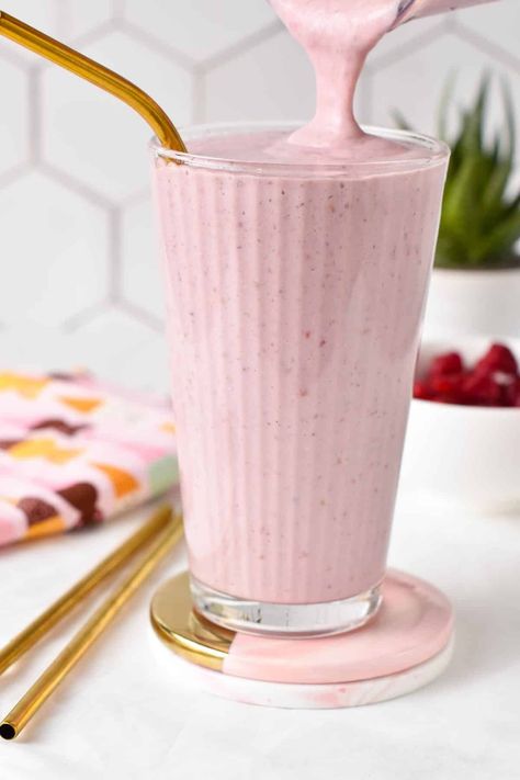 This Greek Yogurt Protein Shake is a deliciously creamy and smooth raspberry protein shake packed with 40 grams of proteins. Protein Shake Greek Yogurt, Raspberry Protein Shake, Yogurt Protein Shake, 40 Grams Of Protein, Protein Shake Ingredients, Yogurt Protein, Yogurt Shake, Make Greek Yogurt, Greek Yogurt Flavors