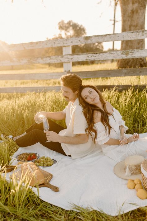 Italian Picnic Engagement - Showit Blog Picknick Ideas Romantic Couple, Picknick Ideas Romantic, Date Photoshoot Ideas, Save The Date Photoshoot Ideas, Preshoot Ideas, Save The Date Photoshoot, Italian Picnic, Couple Picnic, Picnic Shoot