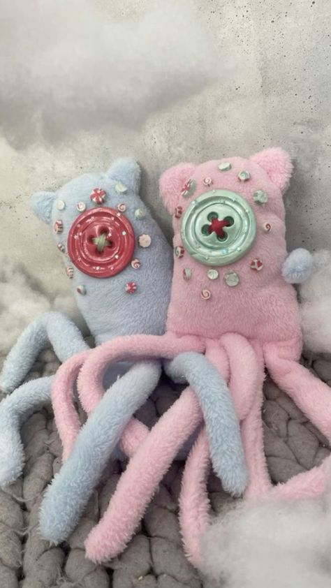 Coraline Doll Sewing Pattern, Monster Plushies Diy Patterns, Coraline Octopus Doll Pattern, Coraline Stuffed Animal, Sewing Ideas Stuffed Animals, Creepy Cute Accessories, Sewed Stuffed Animals, Octopus Stuffed Animal Pattern, Plushies To Sew