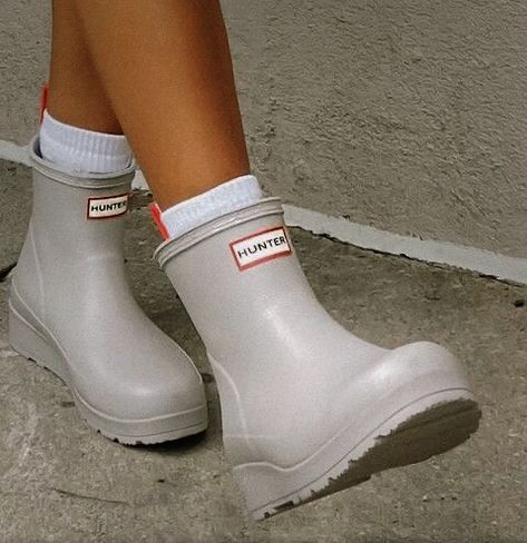 Rain Boot Aesthetic, Aesthetic Rain Boots, Hunter Boots Aesthetic, Rain Boots Aesthetic, Short Hunter Boots Outfit, Raining Boots, Hunter Rain Boots Outfit, Hunter Short Boots, Short Hunter Boots