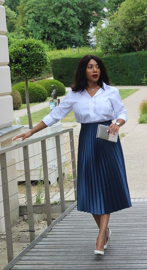 White Shirt And Pleated Skirt Outfit, White Shirt And Skirt Outfit Classy, Black Pleated Skirt Outfit Work, Cream Pleated Skirt Outfit, Pleated Skirt Outfit Work, Black Pleated Skirt Outfit, Office Photoshoot, Office Wear Women Work Outfits, Blue Skirt Outfits