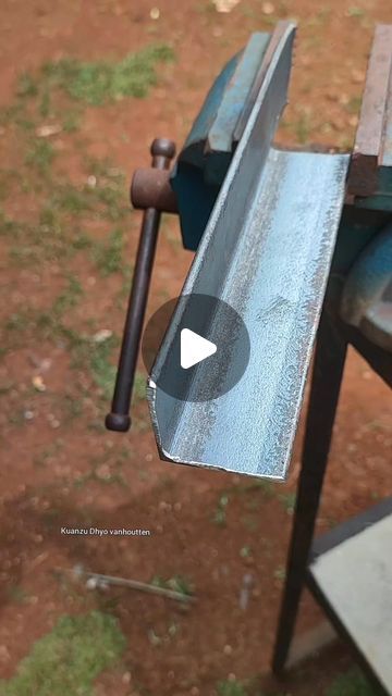 KuanZu Dhyo Vanhoutten on Instagram: "Welding thinmetal for beginners #welding #welder #fabrication #metalwork #craft" Aluminum Welding Projects Ideas, Welding Shop Layout, Diy Welding Cart, Welding Projects To Sell, Homemade Tools Metals, Weld Idea, Diy Welder, Welding Workshop, Welding For Beginners