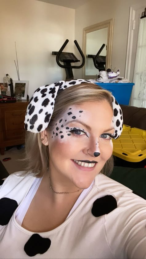 Dalmatian Halloween Makeup Women, Dalmation Face Paint Kids, Cruelly And Dalmatian Costume, Easy Dog Makeup Halloween, Puppy Halloween Makeup, Dalmation Face Makeup, Dalmation Puppy Makeup, Dalmatian Face Makeup Women, Easy Dalmation Makeup