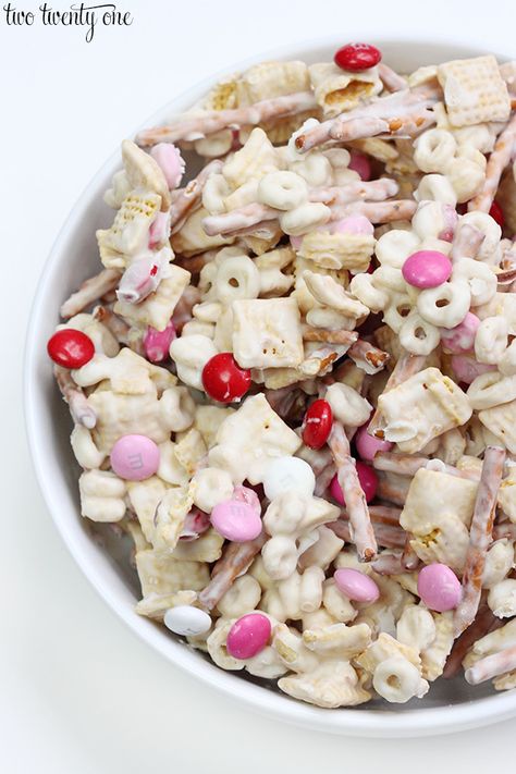 Valentine's Day snack mix recipe with cereals, chocolate, and pretzels. Plus a free snack bag topper printable! Cupid Crunch, Chocolate And Pretzels, Snack Mix Recipe, Valentines Party Food, Chow Puppy, Valentines Snacks, Valentines Baking, Chex Mix Recipes, Chocolate Party