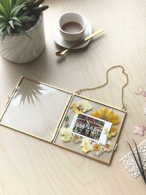 Gorgeous golden double glass frame - perfect for displaying pressed flowers, polaroid photos, handwritten notes & more ✨ Brighten up your walls with these beautiful frames, or create a meaningful gift that anyone would love 🥰 #bestfriendpictures #bestfriendgifts #handmadegift #homemadegiftideas #friendgift #pressedflower #pressedflowerart #polaroid #vintagedecor Double Glass Frame Ideas, Flowers Polaroid, Double Glass Frame, Creative Photo Frames, Idea For Best Friend, Frames Diy, Beautiful Frames, Boyfriend Anniversary, Glass Picture Frames