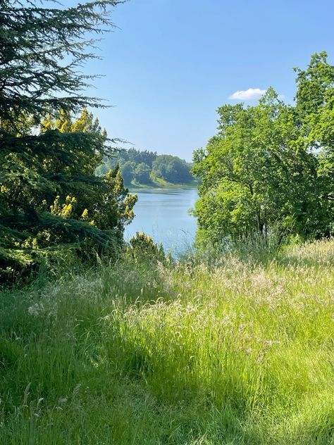 English Countryside Spring, Green Landscape Aesthetic, British Countryside Aesthetic, England Cotswolds, English Countryside Aesthetic, Countryside Lifestyle, Countryside Girl, Calming Aesthetic, Aesthetic Lake