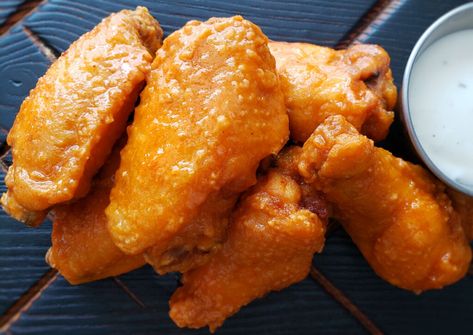 Copycat Hooter's Medium Buffalo Wings Hooters Wing Breading Recipe, Hooters Chicken Wings Recipe, Homemade Buffalo Wings, Homemade Chicken Wings, Breaded Wings, Homemade Wings, Hooters Wings, Wings Recipe Baked, Honey Bbq Wings