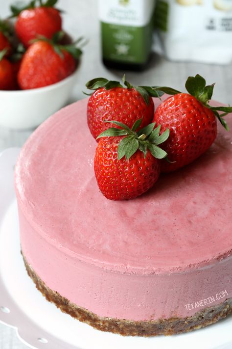 Paleo Strawberry Cheesecake (vegan, raw) Paleo Strawberry Cake, Paleo Cheesecake, Freezing Strawberries, Raw Cheesecake, Cheesecake Vegan, Healthy Cheesecake, Paleo Recipes Dessert, Clean Eating Desserts, Vegan Cheesecake