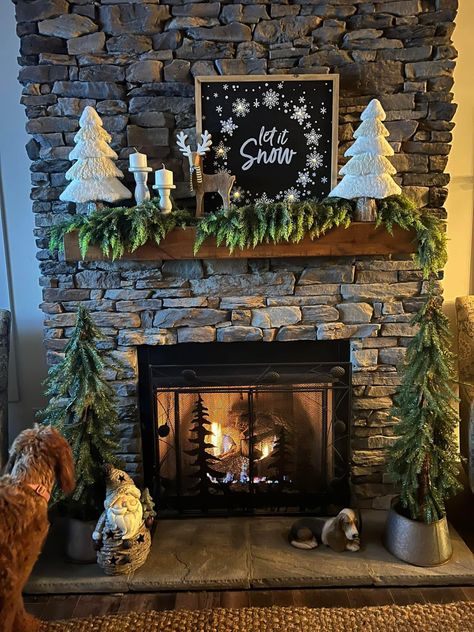 Farmhouse Fireplace Ideas Rustic, Fireplace Ideas Rustic, Xmas Wall Decorations, Mantle Christmas Garland, Diy Christmas Wall Art, Garland On Mantle, Friendsgiving Aesthetic, Aesthetic Thanksgiving, Elf Return