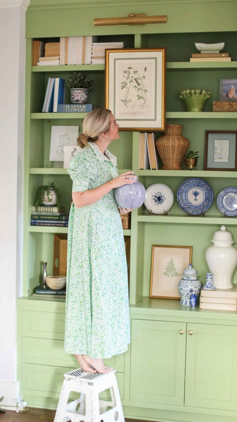 Grandmillenial Bookcase, Scalloped Built In Shelves, Grandmillennial Bedroom Green, Green And Blue Grand Millenial, Grandmillenial Bookshelf, Styling Ginger Jars, Blue Bookshelves Living Room, Ginger Jar Styling, Grandmillenial Sitting Room