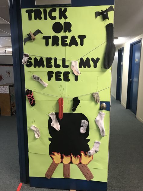 Door Decoration for October. Asked parents to help their child find a “dirty/clean” sock as an homework assignment.  Objective to identify clean vs. dirty & size (small/medium) length, color and count how many socks we have. Trick Or Treat Smell My Feet Door, Halloween Classroom Door, Class Door, School Door Decorations, Halloween Classroom, School Doors, Teacher Memes, Teacher Organization, Classroom Door