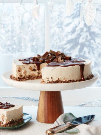 No-Bake Kitkat Cheesecake Kitkat Cheesecake, Kit Kat Cheesecake, Graham Cracker Cookies, Baking Kit, Classic Candy, Keto Cheesecake, Recipe Details, Keto Dessert Recipes, Kit Kat