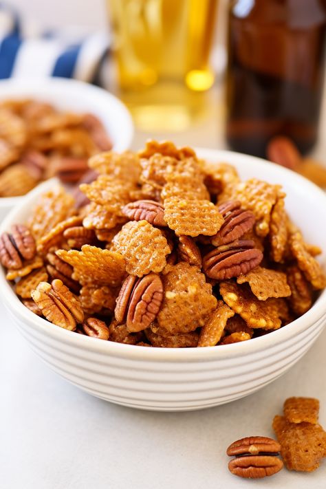 Praline Crunch, Crispix Cereal, Snack Mix Recipe, Caramel Glaze, Creative Snacks, Snack Mix Recipes, Homemade Caramel, Snack Mix, Sweet And Salty