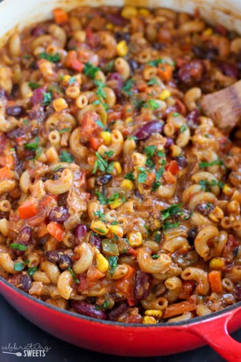 Beginner Vegetarian Meals, Vegetarian Chili Mac, Vegetarische Diners, Chili Macaroni, Meals Without Meat, Chili Mac And Cheese, Vegetable Chili, Vegetarian Chili Recipe, Chili Mac