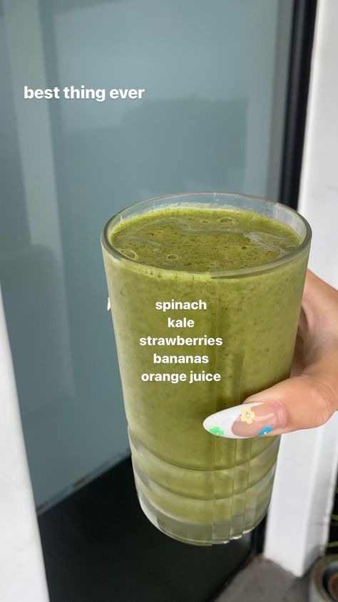 easy green smoothie for summer kale spinach banana drink vitamix Banana Kale Smoothie, Green Smoothie Recipes Healthy, Kale Smoothie Recipes, Spinach Smoothie Recipes, Smoothie Ideas, Fruit Smoothie Recipes Healthy, Easy Green Smoothie, Easy Healthy Smoothies, Smoothie Recipes Healthy Breakfast