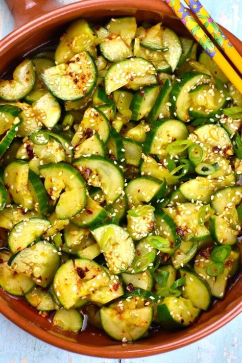 Korean Cucumber Salad, Smashed Cucumber Salad, Korean Cucumber, Spicy Cucumber Salad, Chili Oil Recipe, Unique Salad, Asian Cucumber Salad, Cucumber Tomato Salad, Easy Asian Recipes