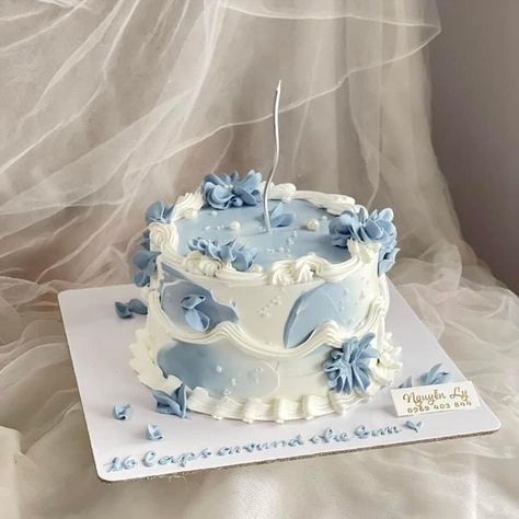 Aesthetic Cake Pictures, Pastel Blue Cake Aesthetic, Blue Aesthetic Birthday, Cakes Aesthetic Vintage, Blue Cake Aesthetic, Blue Birthday Cakes, Cake For Boyfriend, Small Birthday Cakes, White Birthday Cakes