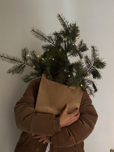 Faceless Christmas Aesthetic, Holidays Aesthetic, Xmas Vibes, Xmas Outfit, Minimal Aesthetic, Christmas Vibes, Insta Inspo, Winter Aesthetic, Christmas Aesthetic