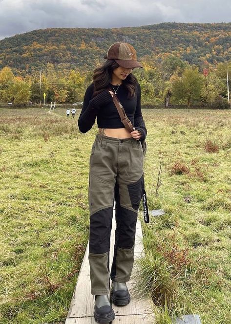 What To Wear Hiking In Hot Weather? | Comfy Aesthetic & Cute Hiking Outfit Ideas For Hot Weather | Hiking Outfits Inspo For Women & Men Cute Outfits For Mountains, Trekking Outfit For Women, Fashion Hiking Outfit, Summer Trekking Outfit Women, Travel Outfit Mountain, Mountain Wear Women Outfit, Hiking Casual Outfit, Cute Trekking Outfit, Trekking Outfit Ideas