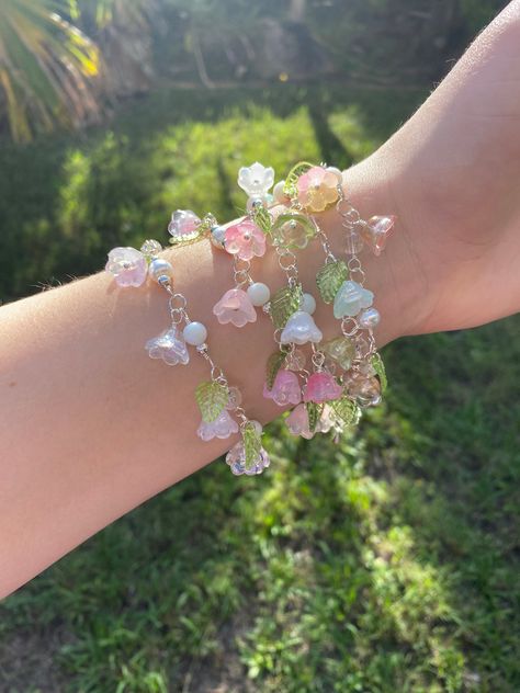 Cute Glass Bead Bracelets, Cute Chain Bracelets, Glass Bead Color Combos, Green Flower Bracelet, Aesthetic Bracelet Pictures, Glass Beaded Jewelry, Bracelet Patterns Glass Beads, Cute Summer Stuff, Fairy Accessories Jewellery